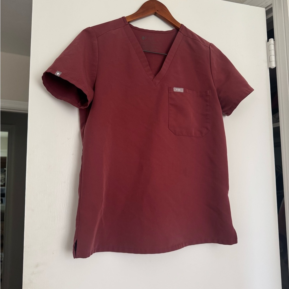 Figs dark cherry size small Catarina one-pocket scrub top